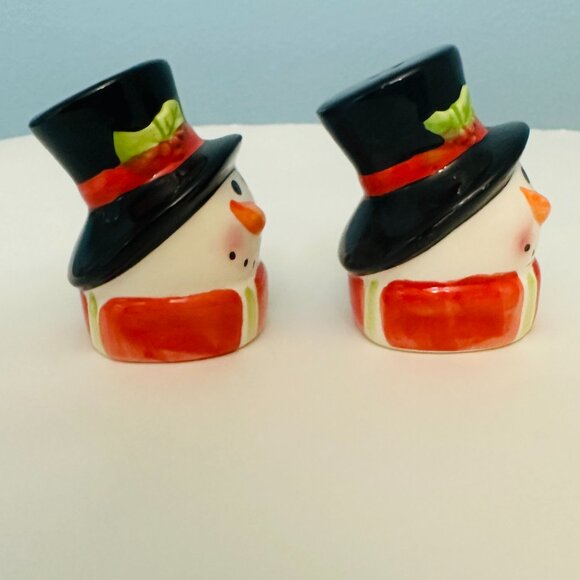 Snowman Ceramic Set Of Christmas Holiday Salt And Pepper Shakers - Picture 2 of 9